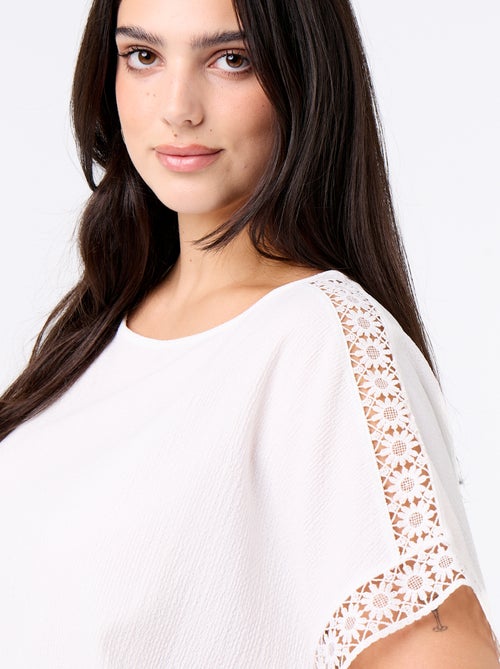 T-shirt lisa com bordado e macramé nas mangas - Kiabi