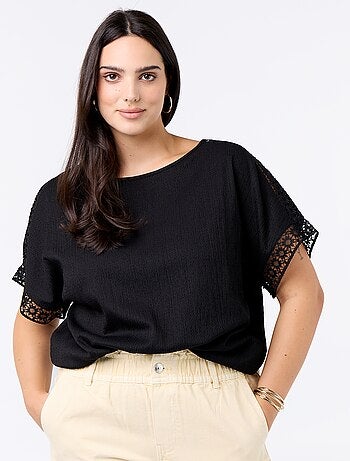 T-shirt lisa com bordado e macramé nas mangas