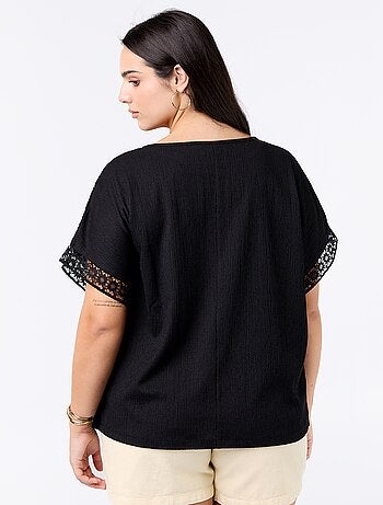 T-shirt lisa com bordado e macramé nas mangas