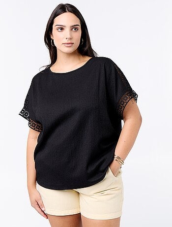 T-shirt lisa com bordado e macramé nas mangas