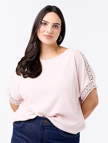 T-shirt lisa com bordado e macramé nas mangas