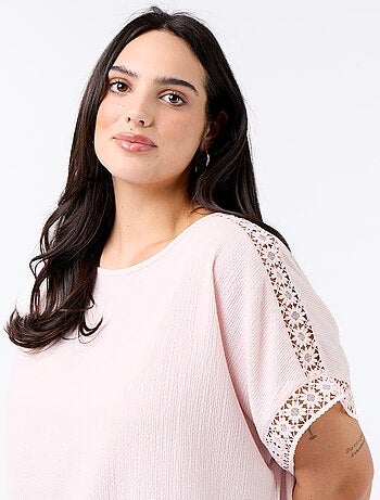T-shirt lisa com bordado e macramé nas mangas