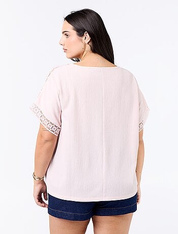 T-shirt lisa com bordado e macramé nas mangas