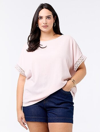T-shirt lisa com bordado e macramé nas mangas
