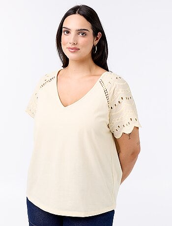 T-shirt lisa com bordados nas mangas