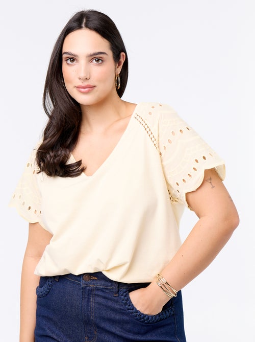 T-shirt lisa com bordados nas mangas - Kiabi