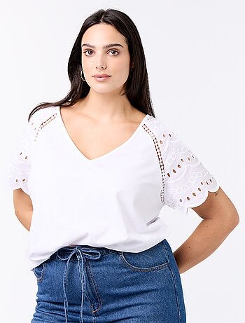 T-shirt lisa com bordados nas mangas