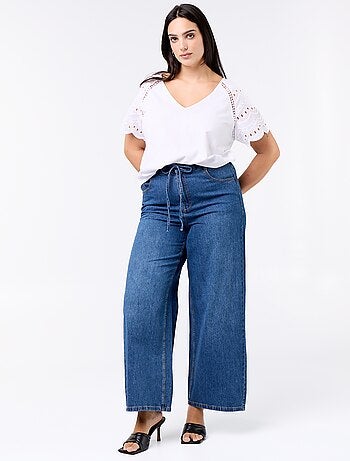 T-shirt lisa com bordados nas mangas