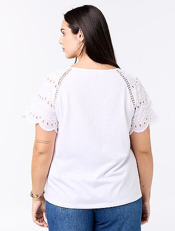 T-shirt lisa com bordados nas mangas