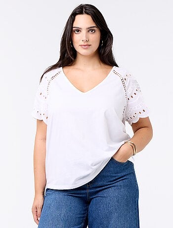 T-shirt lisa com bordados nas mangas