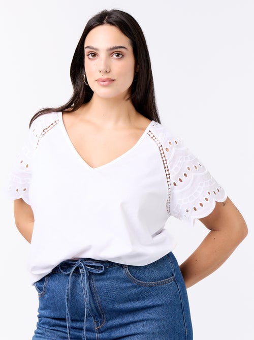 T-shirt lisa com bordados nas mangas - Kiabi