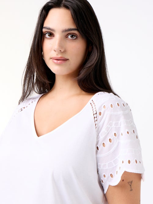 T-shirt lisa com bordados nas mangas - Kiabi