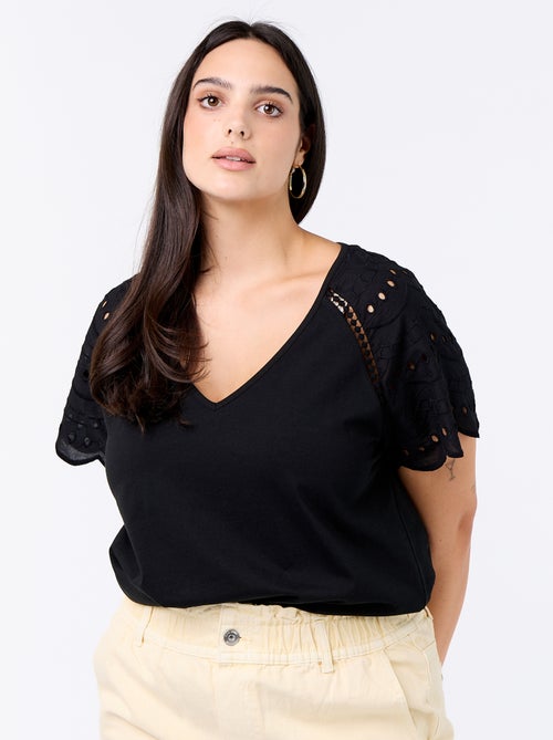 T-shirt lisa com bordados nas mangas - Kiabi