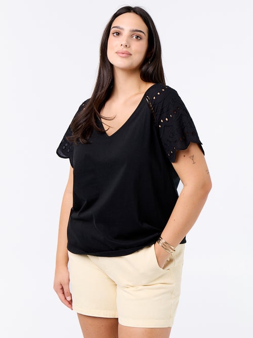 T-shirt lisa com bordados nas mangas - Kiabi