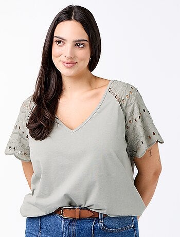 T-shirt lisa com bordados nas mangas