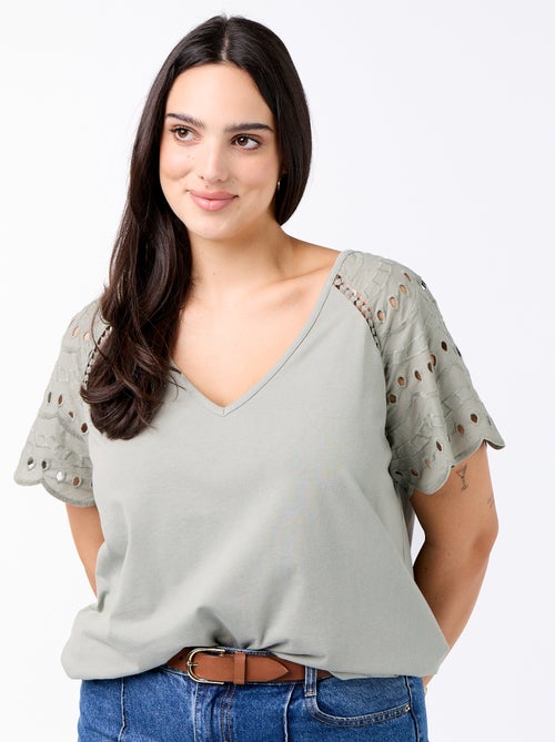 T-shirt lisa com bordados nas mangas - Kiabi