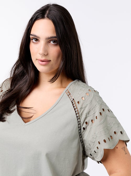 T-shirt lisa com bordados nas mangas - Kiabi