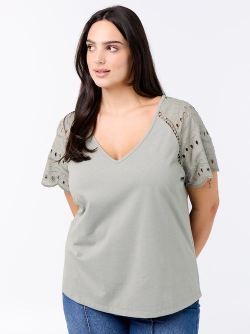 T-shirt lisa com bordados nas mangas - Kiabi