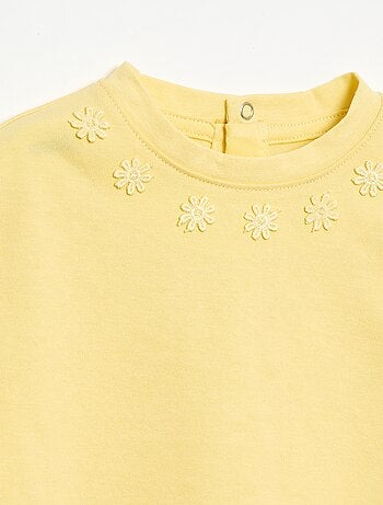 T-shirt lisa com flores fantasia na gola