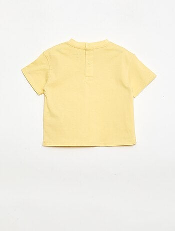 T-shirt lisa com flores fantasia na gola