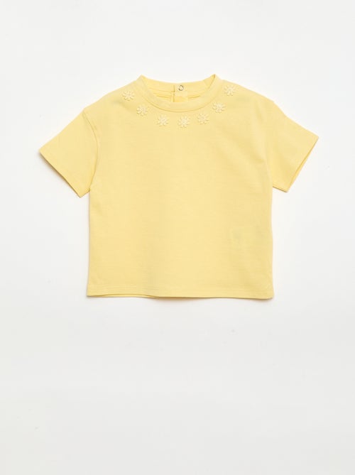 T-shirt lisa com flores fantasia na gola - Kiabi