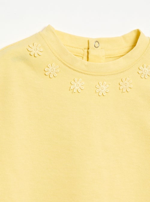 T-shirt lisa com flores fantasia na gola - Kiabi