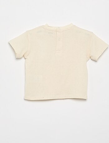 T-shirt lisa com flores fantasia na gola