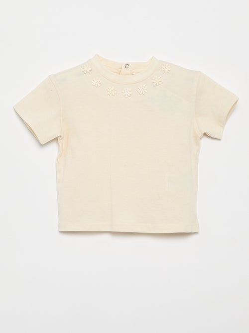 T-shirt lisa com flores fantasia na gola - Kiabi