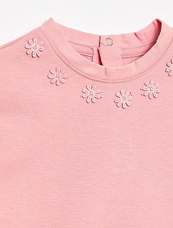 T-shirt lisa com flores fantasia na gola