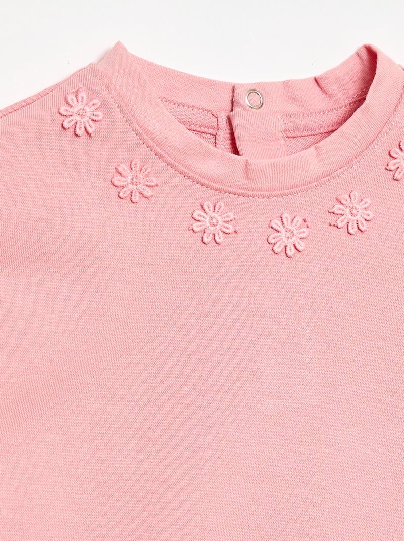 T-shirt lisa com flores fantasia na gola Rosa - Kiabi