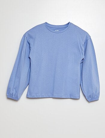 T-shirt lisa com franzidos nos ombros