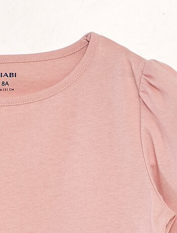 T-shirt lisa com franzidos nos ombros