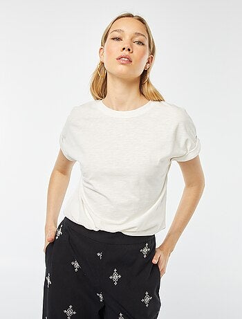 T-shirt lisa com gola redonda e mangas curtas com dobra