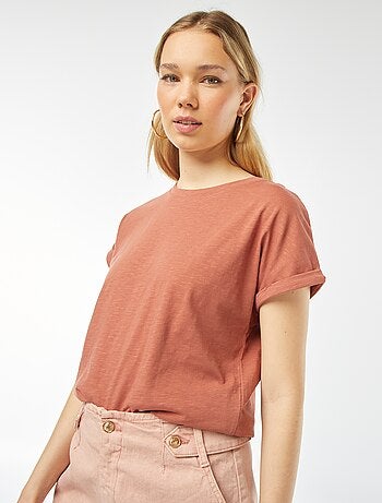 T-shirt lisa com gola redonda e mangas curtas com dobra