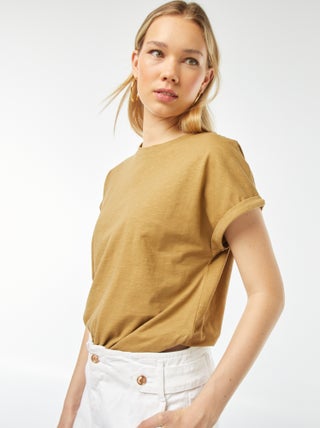 T-shirt lisa com gola redonda e mangas curtas com dobra