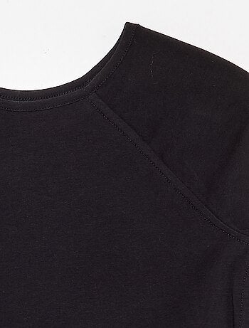 T-shirt lisa com mangas raglan