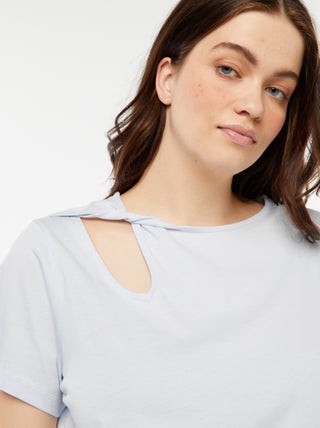 T-shirt lisa com racha ajurada e efeito twist