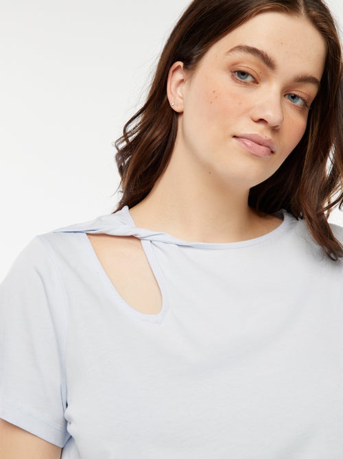 T-shirt lisa com racha ajurada e efeito twist - Kiabi