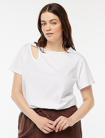 T-shirt lisa com racha ajurada e efeito twist