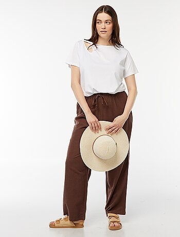 T-shirt lisa com racha ajurada e efeito twist