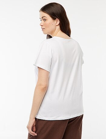 T-shirt lisa com racha ajurada e efeito twist
