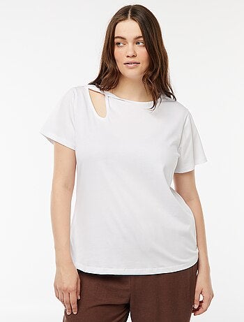 T-shirt lisa com racha ajurada e efeito twist