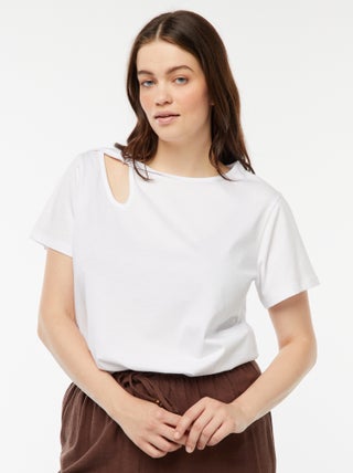 T-shirt lisa com racha ajurada e efeito twist