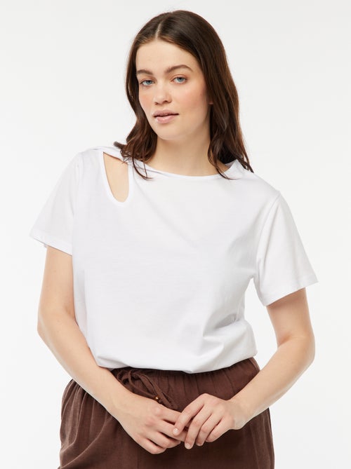 T-shirt lisa com racha ajurada e efeito twist - Kiabi