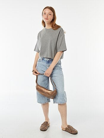 T-shirt lisa corte curto e manga curta