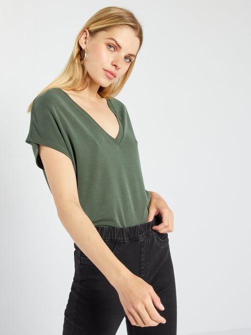 T-shirt lisa decote em bico - Kiabi