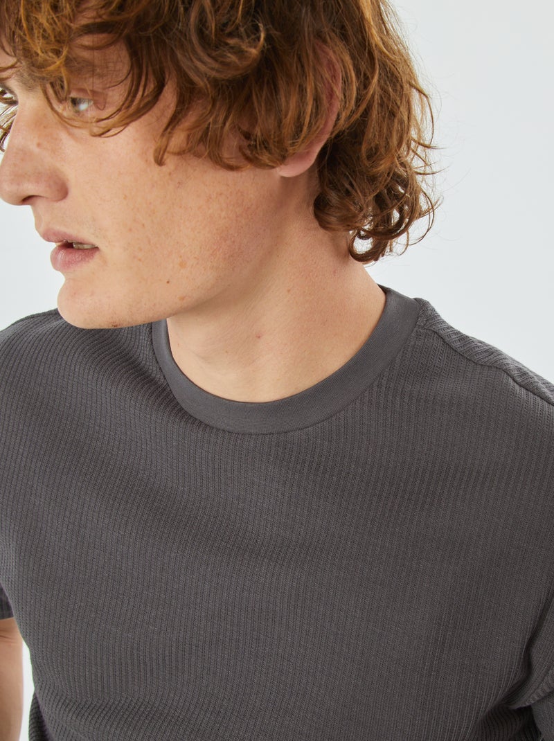 T-shirt lisa texturada de manga curta Cinza - Kiabi