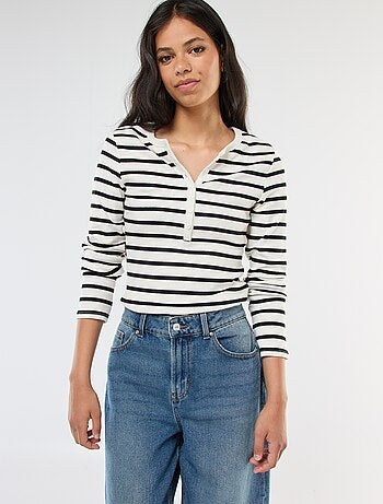 T-shirt liso canelado com gola tunisiana