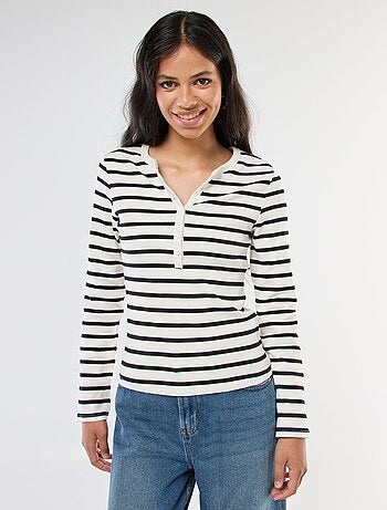 T-shirt liso canelado com gola tunisiana