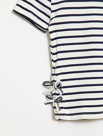T-shirt liso com nós fantasia